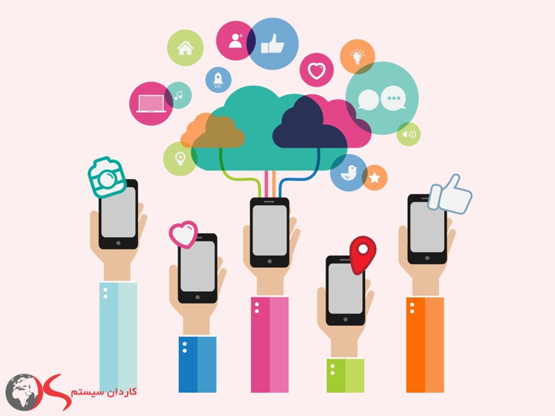 تلفن همراه در دست و استفاده از شبکه های اجتماعی