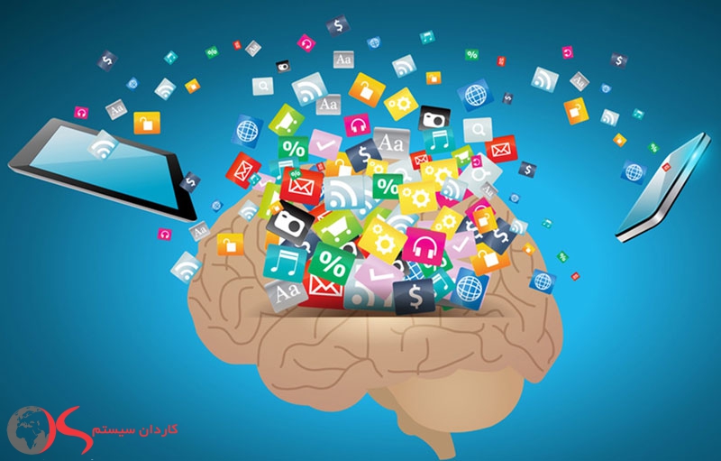 مغز انسان و موبایل در کنار آن