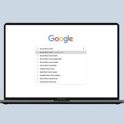 لپ تاپ روشن و نمایش گوگل