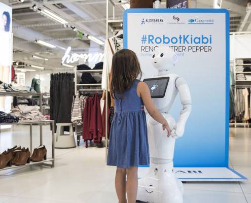 دختری ایستاده رو به روی یک ربات